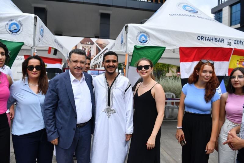 Başkan Genç, uluslararası öğrencilerin Kültür Panayırı’nı gezdi