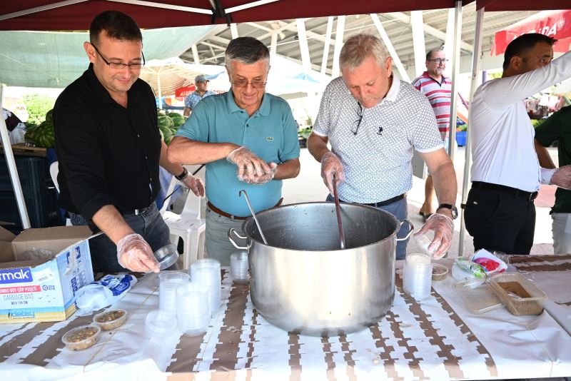 Kuzdere pazar yerinde vatandaşlara aşure ikramı