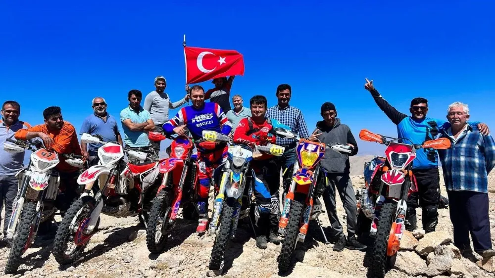 30 AĞUSTOS’U 3024 RAKIMLI TEPEYE TÜRK BAYRAĞI DİKEREK KUTLADILAR