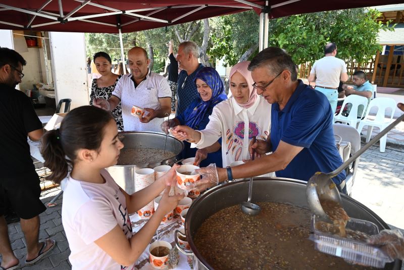 Başkan Topaloğlu’ndan aşure ikramı
