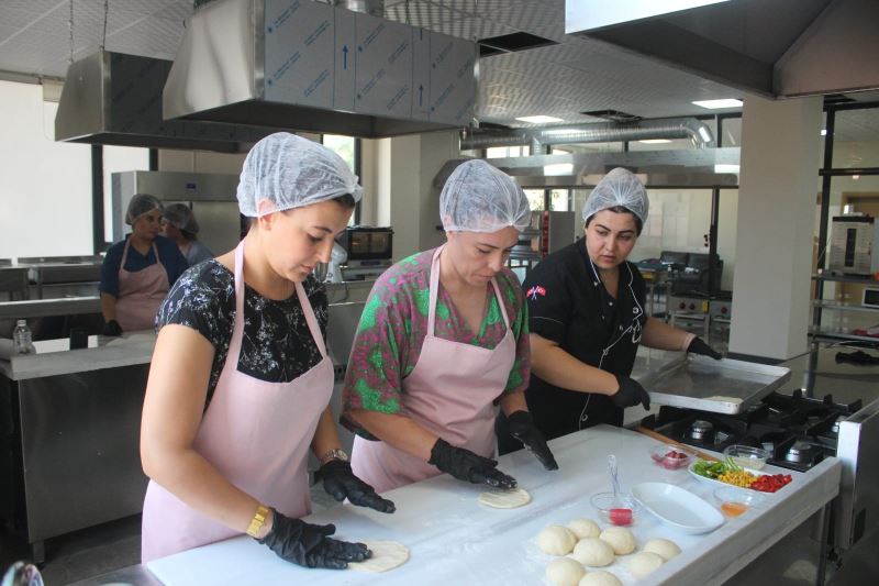 Emirdağ’ın Hünerli Kadınları Mutfak Atölyesinde
