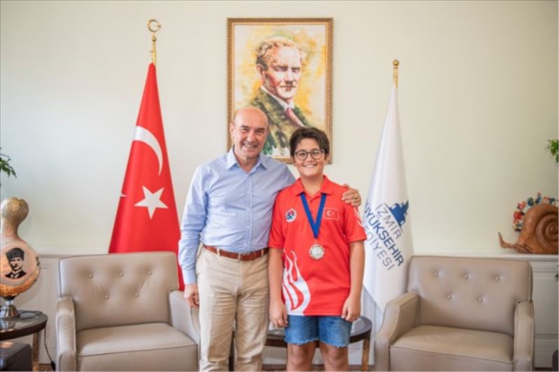 İzmirli satranç şampiyonu Başkan Soyer’i ziyaret etti