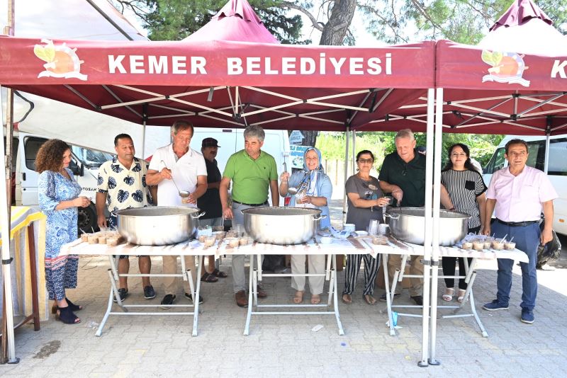 Çıralı Mahallesi’nde vatandaşlara aşure ikramı