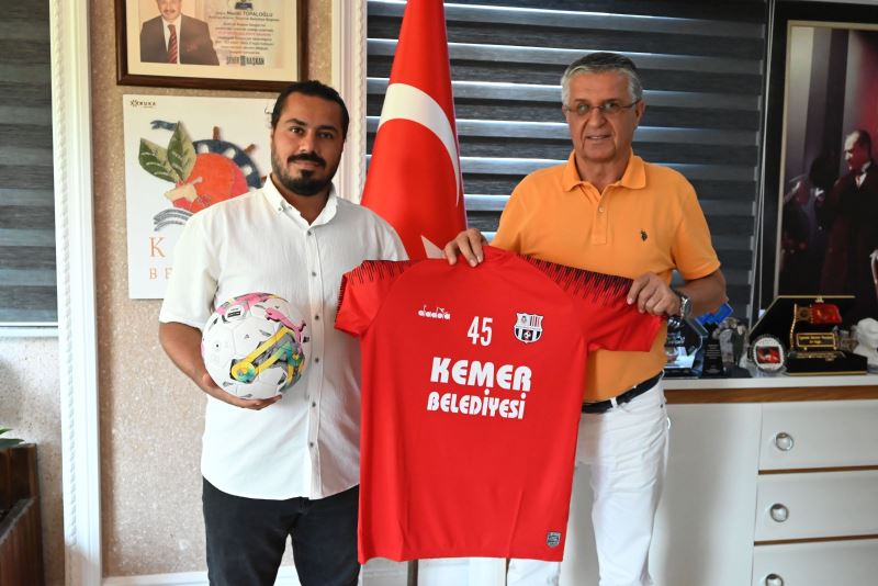 Kemer Belediyesi’nden ilçenin futbol takımlarına malzeme desteği