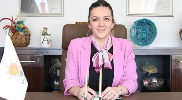 AK PARTİ ANTALYA KADIN KOLLARI BAŞKANI YILMAZ GÖREVİNDEN AYRILDI