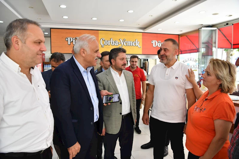 BAŞKAN ZORLUOĞLU YOMRA’DA ESNAF VE VATANDAŞLARLA BULUŞTU