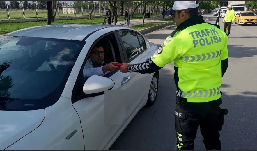 TRAFİKTE BİR DÖNEM BİTİYOR.. ARTIK ‘SÜRÜCÜ BELGESİ’ TAŞIMAK ZORUNLU DEĞİL