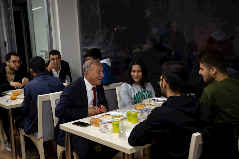ÜNİVERSİTE KAZANAN ÖĞRENCİLERE DÖRT 4