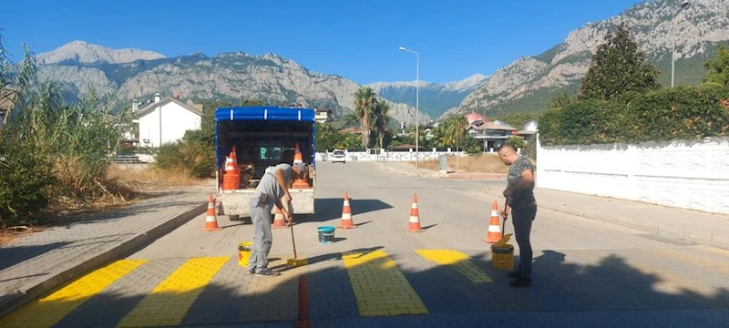 İlçe genelinde okul yollarındaki yaya geçitleri yeniden boyanıyor