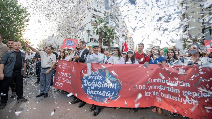 92. İzmir Enternasyonal Fuarı dünya gençlerinin enerjisiyle başladı