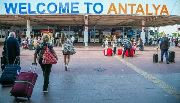 ANTALYA 8 AYDA 10 MİLYONU AŞKIN TURİST AĞIRLADI