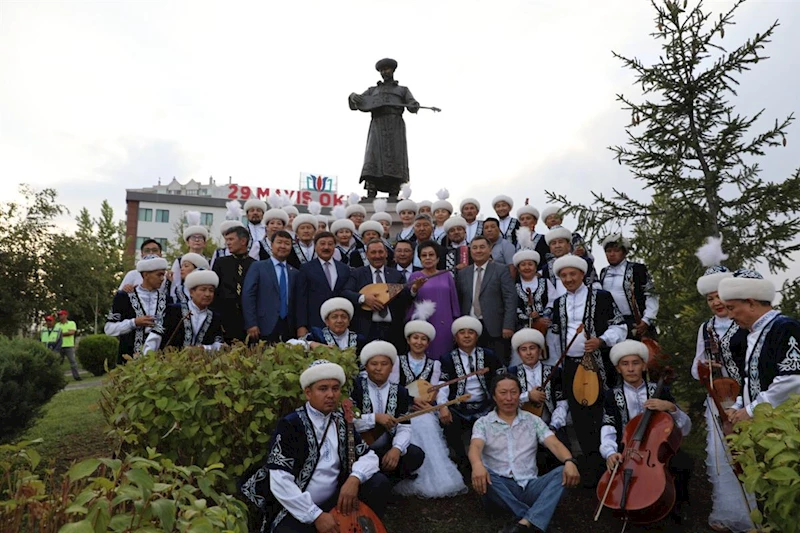 ETİMESGUT´A KAZAK BESTECİ TATTİMBET HEYKELİ