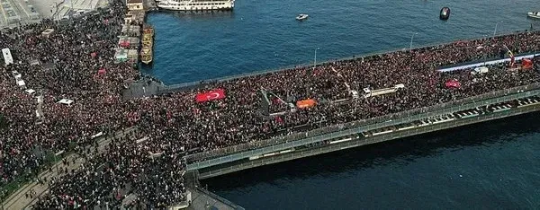 ONBİNLER KATILDI.. YENİ YILIN SABAHINDA GAZZE VE ŞEHİTLER İÇİN BÜYÜK YÜRÜYÜŞ