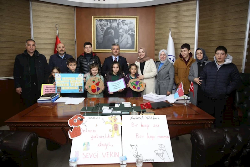 MERKEZ VE YAVUZ SELİM İLKOKULLARIMIZ AVRUPA ORTAKLI PROJELERİNİ BAŞKANIMIZA SUNDULAR