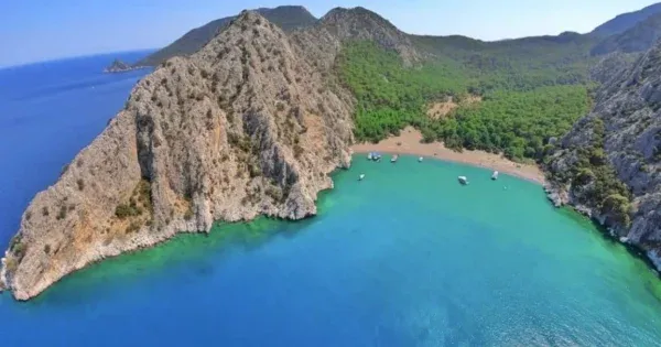 ANTALYA’NIN BİR HUZUR ADASI.. SESSİZLİĞİ İLE MEŞHUR ‘SAZAK KOYU’