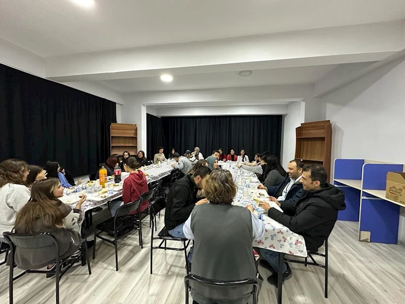 Emirdağ Belediyesi Gençlik Merkezi’ndeki Öğrencilere Motivasyon Yemeği