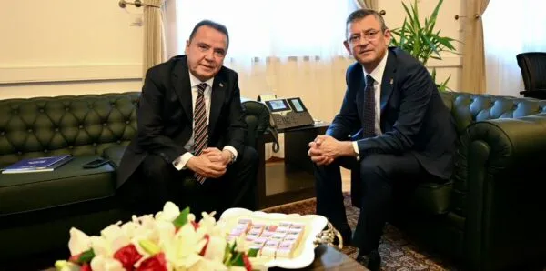 DEM PARTİSİ ÖZGÜR ÖZEL