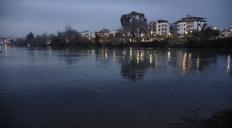 MANAVGAT IRMAĞINI KATLETTİLER.. IRMAK SİYAHA BÜRÜNDÜ