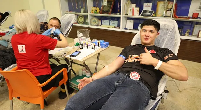 ANTALYA’DA MİLLİ SPORCULAR ANTRENÖRLERİ VE AİLELERİ KAN BAĞIŞLADI