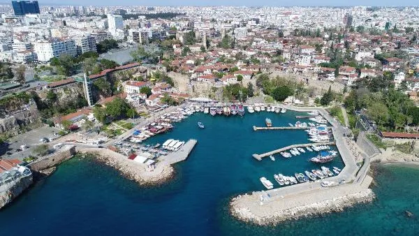 HEM TATİL HEM DERS.. ANTALYALI TURİZMCİ ÖĞRENCİ YOLU GÖZLÜYOR
