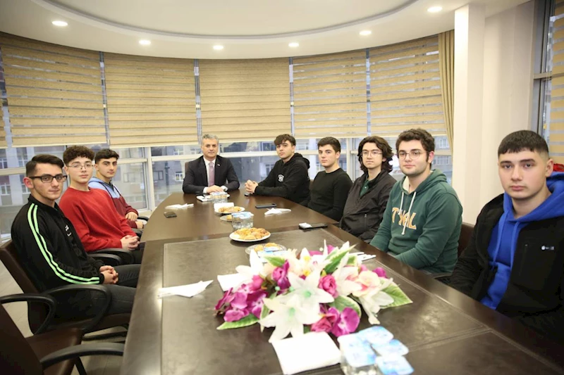 BAŞKANIMIZ YOMRA ANADOLU LİSESİ ÖĞRENCİLERİYLE BİR ARAYA GELDİ