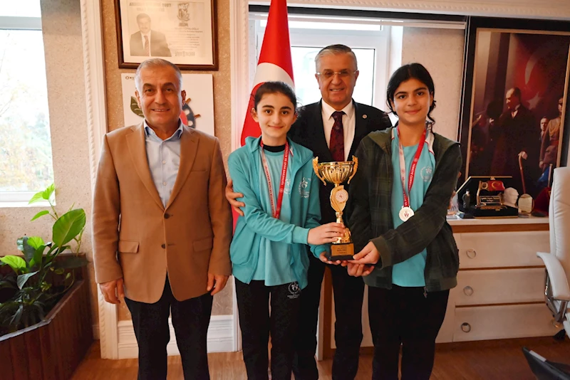 Genç masa tenisi sporcularından Başkan Topaloğlu’na ziyaret