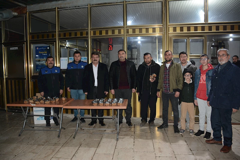 Dinar Belediye Başkanımız Nihat Sarı’nın talimatlarıyla Belediyemiz Zabıta ekipleri tarafından Regaip Kandili dolayısıyla Ulu Camide ve Toki Şehit Ali İlhan Camide kandil simidi dağıttı.