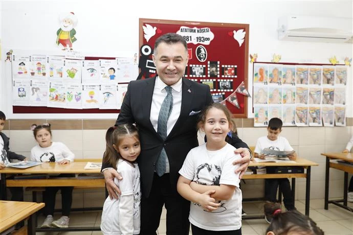 BAŞKAN YÜCEL ÇOCUKLARIN KARNE HEYECANINA ORTAK OLDU