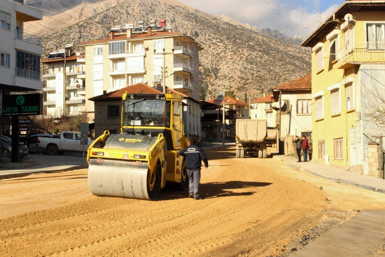 Elmalı’da sıcak asfalt çalışmaları sürüyor