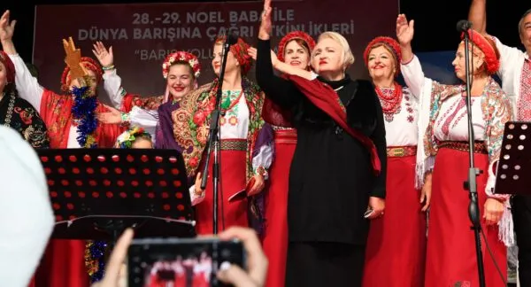 NOEL BABA İLE DÜNYA BARIŞI’NA ÇAĞRI ETKİNLİKLERİ DEMRE’DE YAPILDI