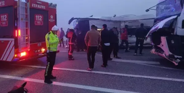YOLCU OTOBÜSÜ DEVRİLDİ.. 4 ÖLÜ 36 YARALI VAR