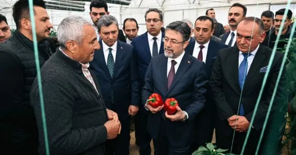 BAKAN YUMAKLI ANTALYA’DA.. ‘ÜLKEMİZİN TOHUM AÇISINDAN HİÇBİR SIKINTISI YOK’