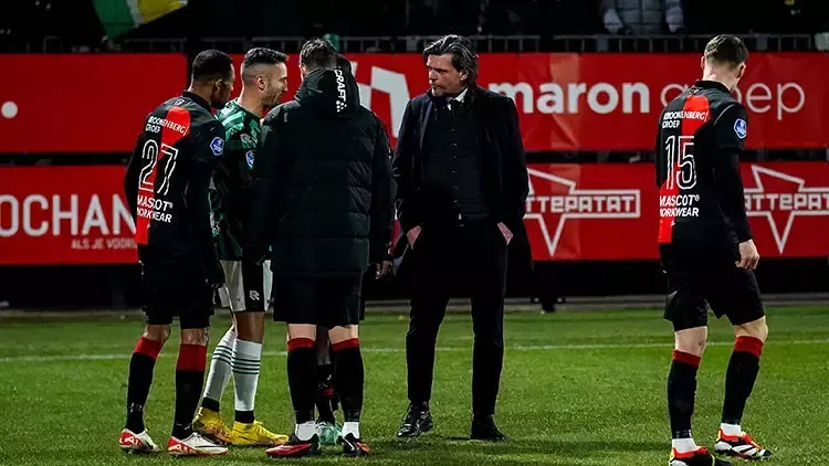 FUTBOLCULAR ‘ZEMİN KÖTÜ’ DEYİP MAÇ YAPMAK İSTEMEDİ.. HAKEM DE ERTELEDİ