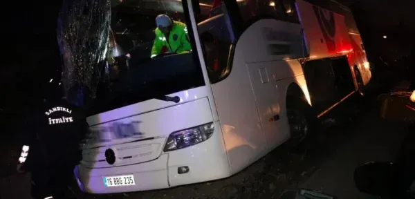 ANTALYA OTOBÜSÜ DEVRİLDİ.. 6 YARALI