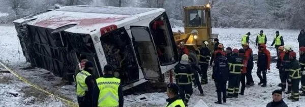 YOLCU OTOBÜSÜ DEVRİLDİ.. 6 ÖLÜ 33 YARALI VAR