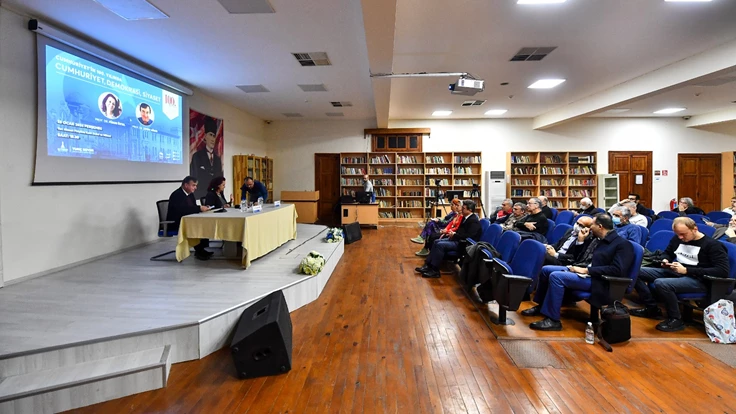 İzmir’de Cumhuriyet demokrasi ve siyaset konuşuldu