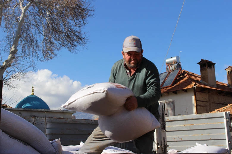 Elmalılı üreticilere süt yemleri teslim edildi