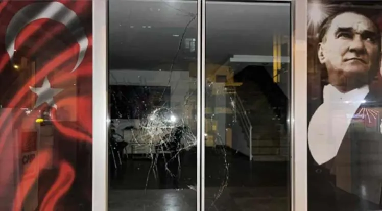 CHP ANTALYA İL BİNASINA TAŞLI SALDIRI