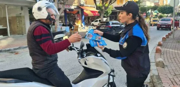 MOTOSİKLET SÜRÜCÜLERİNE ‘TRAFİK KURALLARI HAYAT KURTARIR’ PROJESİ ANLATILDI