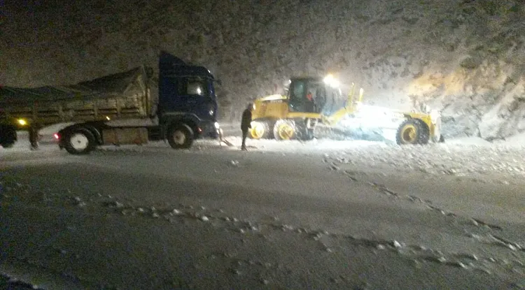 YOĞUN KAR YAĞIŞI VAR.. ANTALYA-KONYA YOLU TIR GEÇİŞİNE KAPATILDI