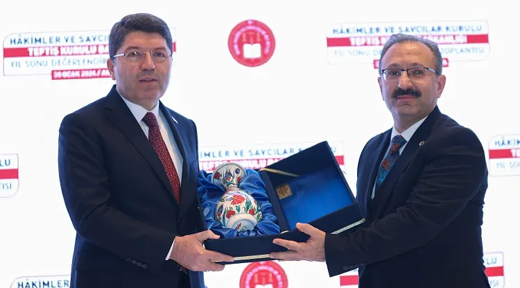 ADALET BAKANI TUNÇ ANTALYA’DA O ELEŞTİRİLERE TEPKİ GÖSTERDİ