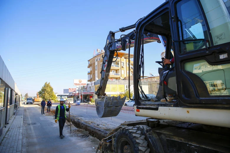 Büyükşehir Belediyesi Varsak’ta eski içme suyu hattını yeniliyor