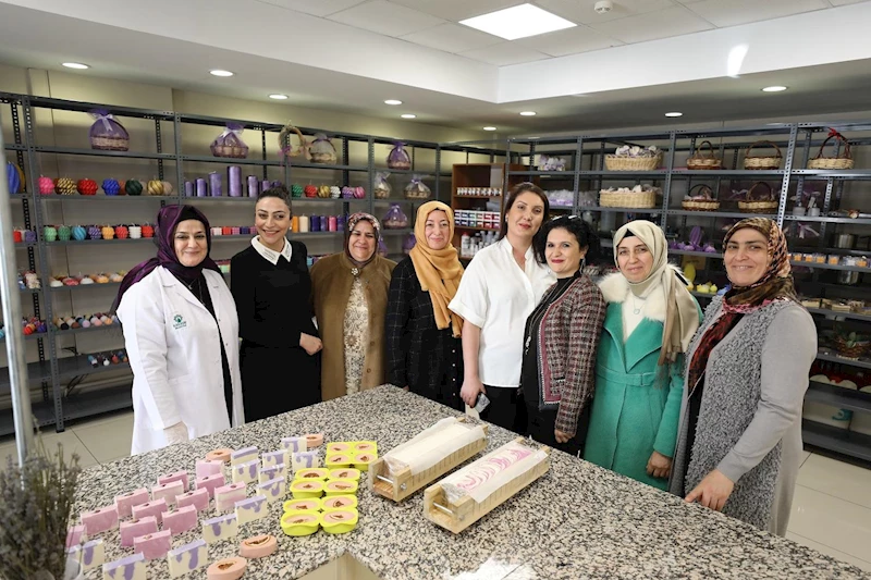 KONYA PROTOKOL EŞLERİNDEN “ATÖLYE KARATAY”A ZİYARET
