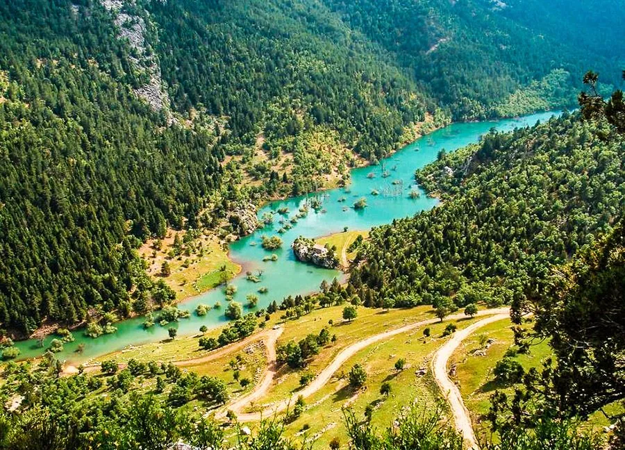 ÇAMLIK KOYU.. ANTALYA DEMRE’DE TURKUAZ SULARIN SAKLI ADRESİ