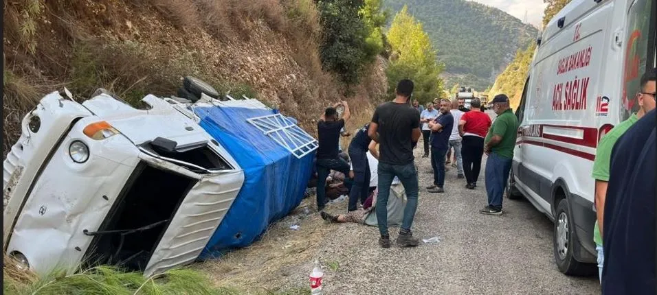 ANTALYA’DA KAMYONET VE MOTOSİKLET KAZASI.. 2’Sİ AĞIR 10 YARALI VAR
