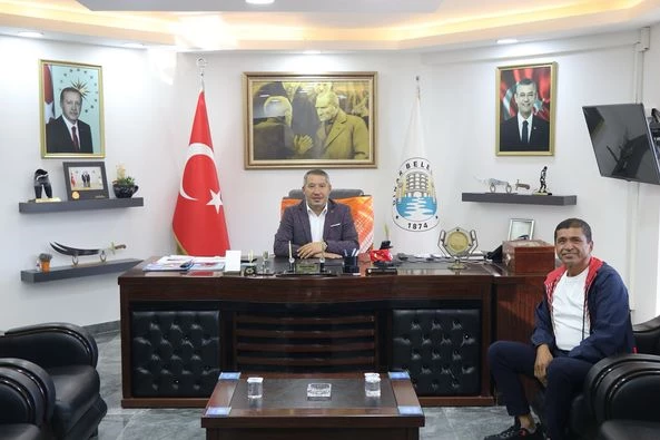 Karaoğlanlar Tarım Sanayi LTD. ŞTİ. işletme Sahibi Afyonkarahisar İlimizin iş insanı ve değerli hemşehrimiz İlhan Demirel, Dinar Belediye Başkanımız Veysel Topçu’yu makamında ziyaret etti.
