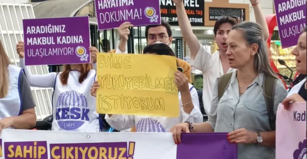 ANTALYA’DA KADINLAR YÜRÜDÜ.. ‘İSTANBUL SÖZLEŞMESİ YAŞATIR’