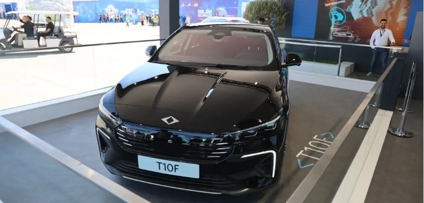TOGG’UN SEDAN MODELİ GÖRÜCÜYE ÇIKTI.. ‘TENEKELERİN İÇİNDE GEZERDİK’