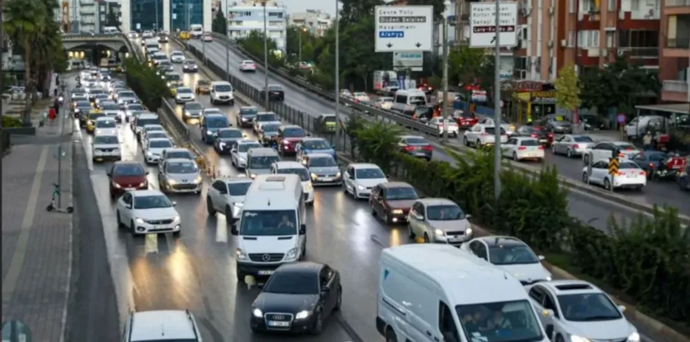 SORUN BÜYÜYOR.. ANTALYA’NIN KAOSA DÖNEN TRAFİĞİ ŞEHRİ İKİYE AYIRDI