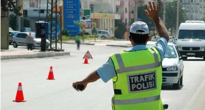 CEZALAR ARTIYOR.. KIRMIZI IŞIKTA GEÇEN CEP TELEFONUYLA KONUŞAN YANDI